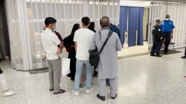 WASHINGTON - Kabil'den tahliye edilen Afganlar, Dulles Havalimanı'na getiriliyor