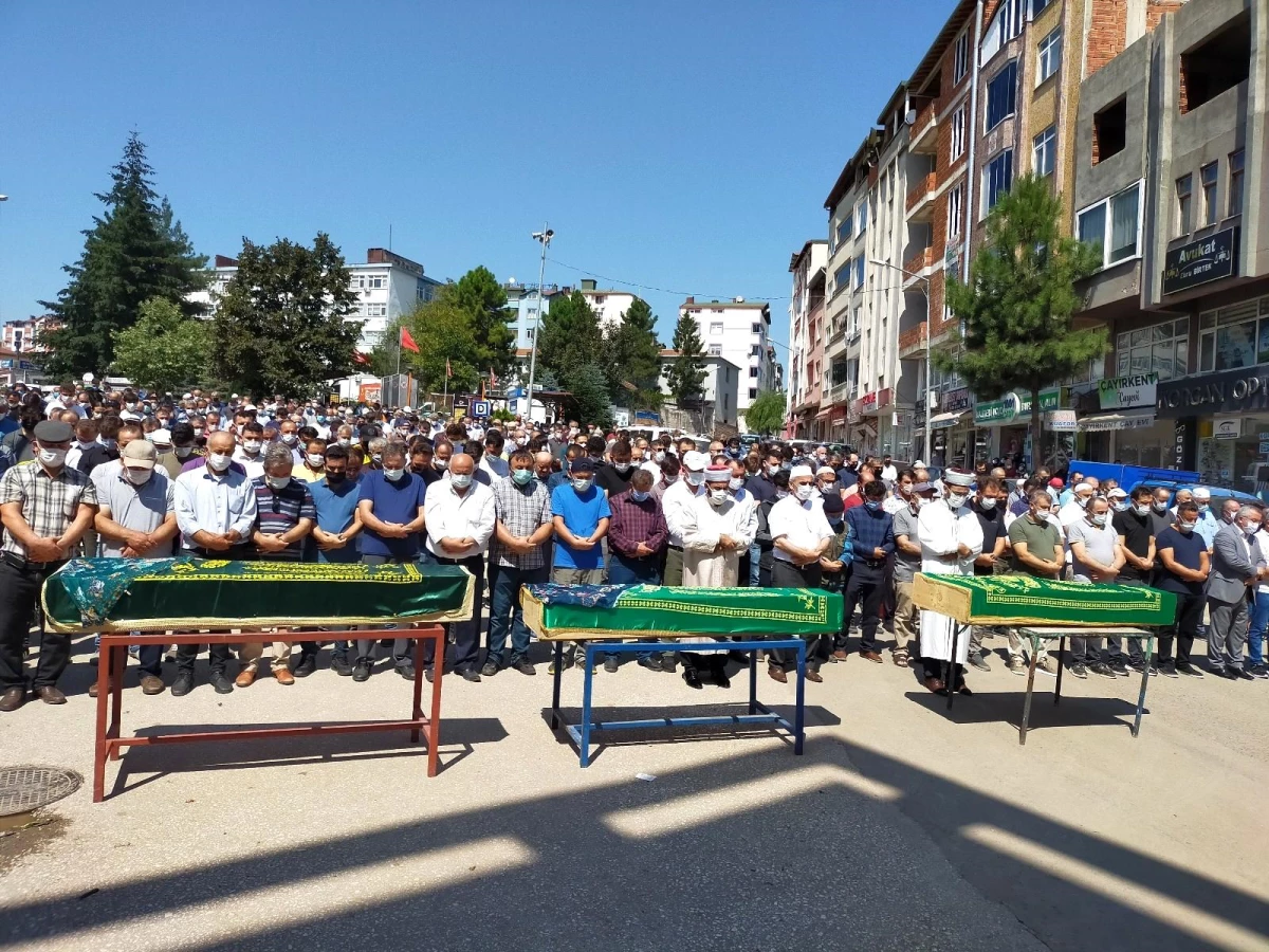 14 yaşındaki çocuğun katlettiği ailesi son yolculuğuna uğurlandı