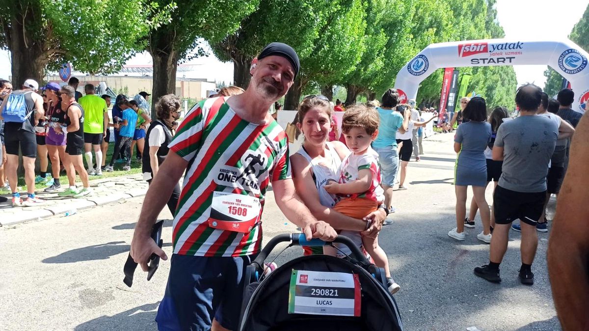2 yaşındaki Lucas maratonu ailesi ile koştu