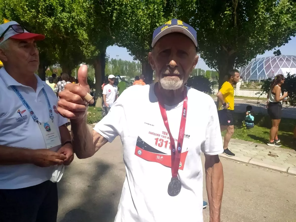 82\'lik maratoncu gençlere taş çıkardı