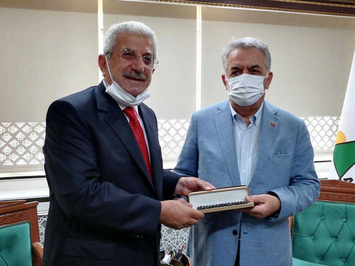 Başkan Taşçı, AK Parti Genel Başkanvekili Kurtulmuş\'a Oltu taşı tespih hediye etti