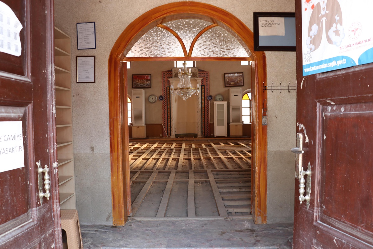 Son dakika haberi | KASTAMONU - Bozkurt\'taki selde zarar gören 112 yıllık cami ve içindeki kitaplardan afetin izleri silinmeye çalışılıyor