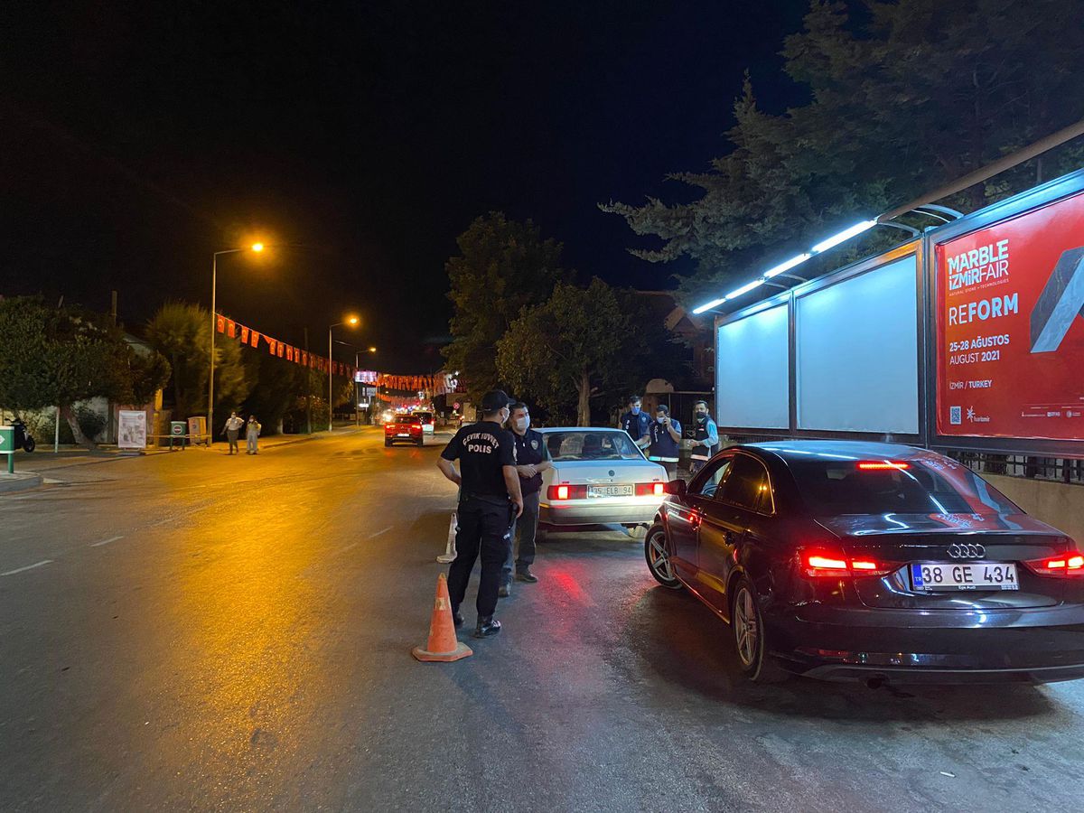 Son dakika haber... Çeşme\'de 278 polisin katılımıyla asayiş uygulaması yapıldı