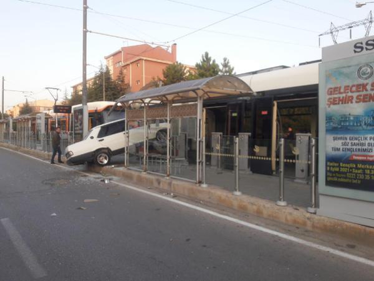 Durağa giren otomobil, tramvaya çarptı