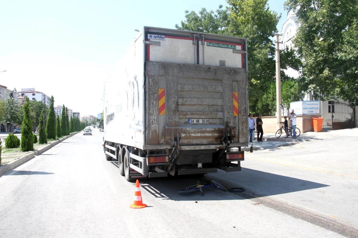 Elazığ\'da kamyonun altında kalan çocuk hayatını kaybetti, sürücü olay yerinden kaçtı