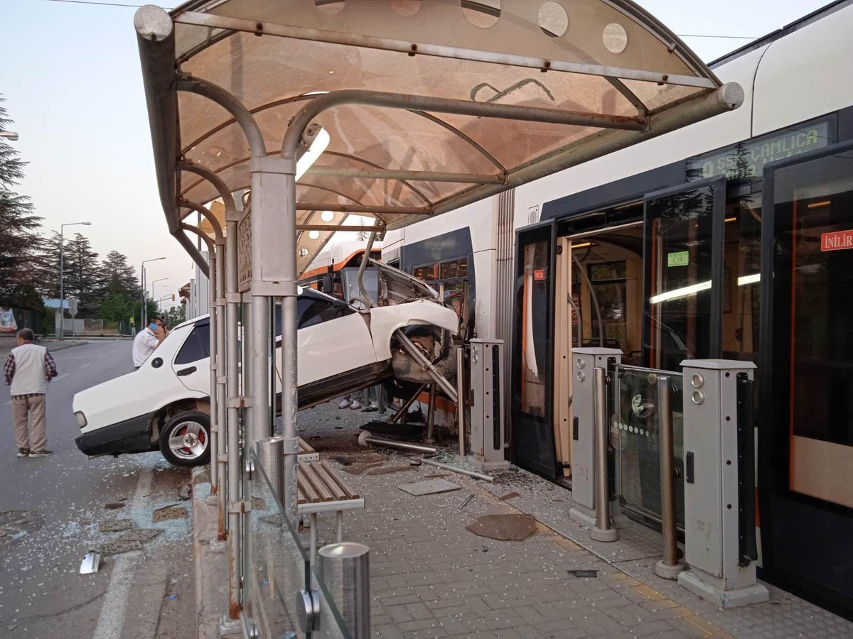 Eskişehir\'de durağa ve tramvaya çarpan otomobilin sürücüsü yaralandı