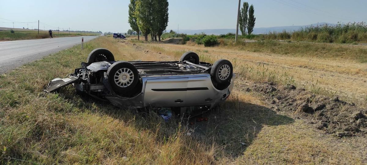 Eskişehir\'de şarampole devrilen otomobildeki 3 kişi yaralandı