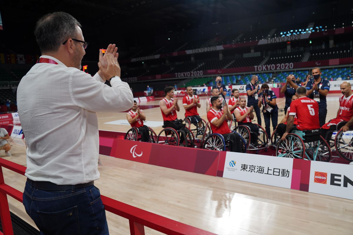 Gençlik ve Spor Bakanı Kasapoğlu, Tekerlekli Sandalye Basketbol Milli Takımı\'nı tebrik etti