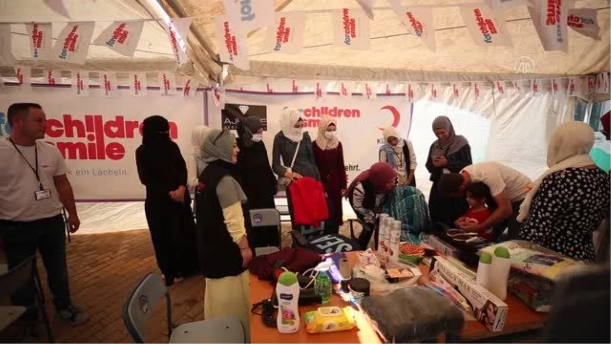 İsveç\'ten gelen gönüllü kuaförler, İdlibli yetim kız çocuklarının saçlarını ördü