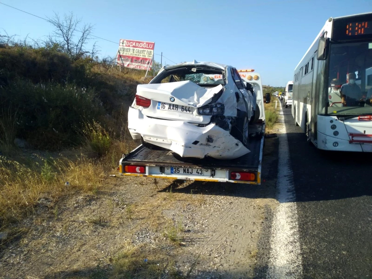 İzmir\'de virajı alamayan otomobil kanala yuvarlandı: 3 yaralı