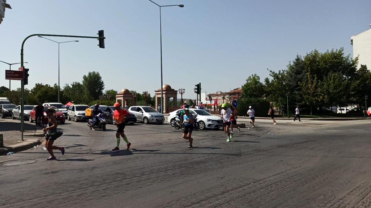 Koşu maratonundaki dalgınlık sürücüleri çileden çıkardı