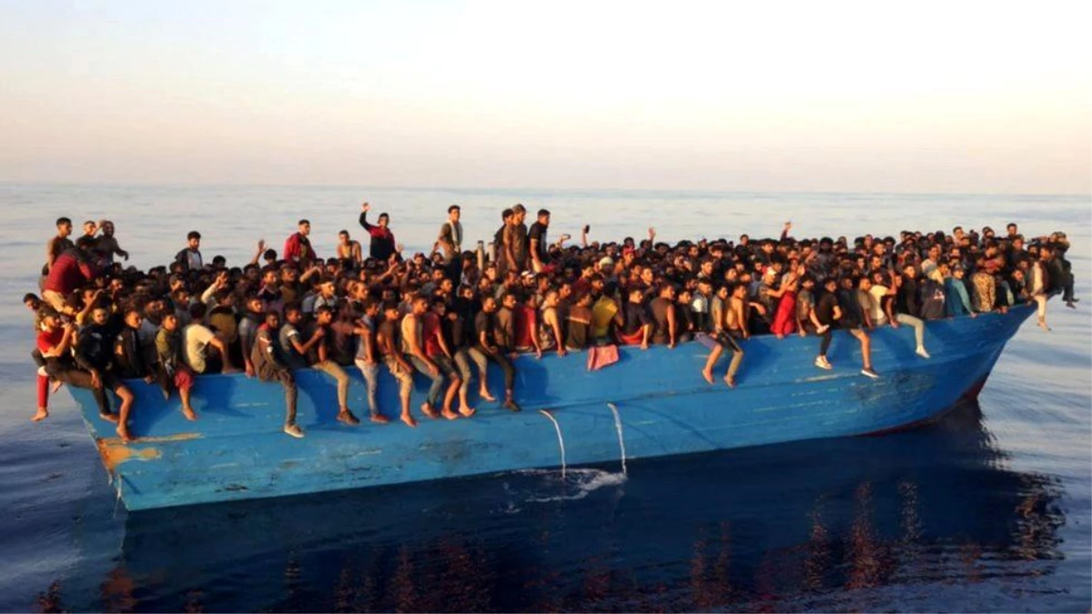 Libya\'dan denize açılan teknedeki 539 göçmen kurtarılarak İtalya\'ya getirildi