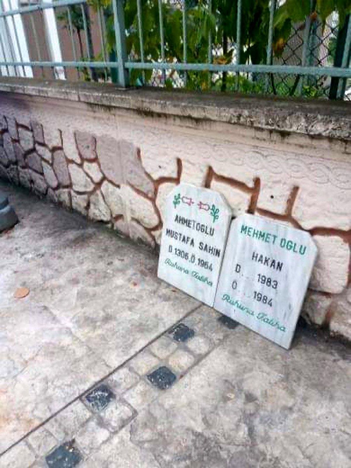 Mezar taşlarını çöpe attılar