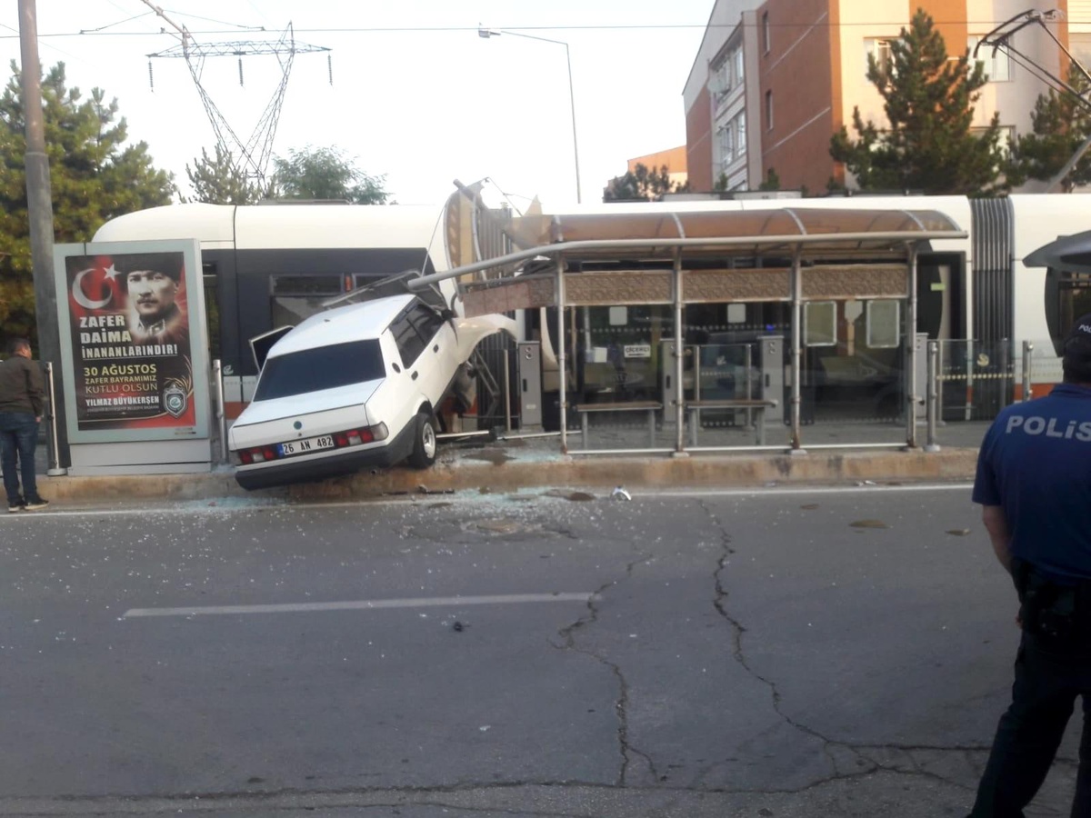 Otomobil tramvaya çarptı: 1 yaralı