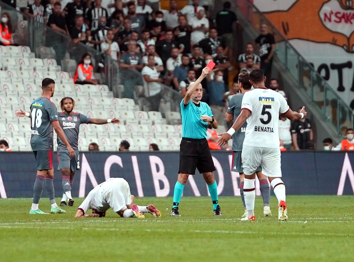 Salih Uçan kariyerindeki ilk kırmızı kartı gördü