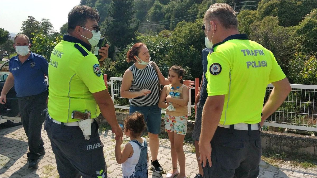 Son dakika haber: Samsun\'da kazada korkan çocukları trafik polisleri teselli etti