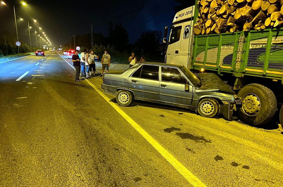 Samsun\'da otomobil kamyonla çarpıştı: 2 yaralı