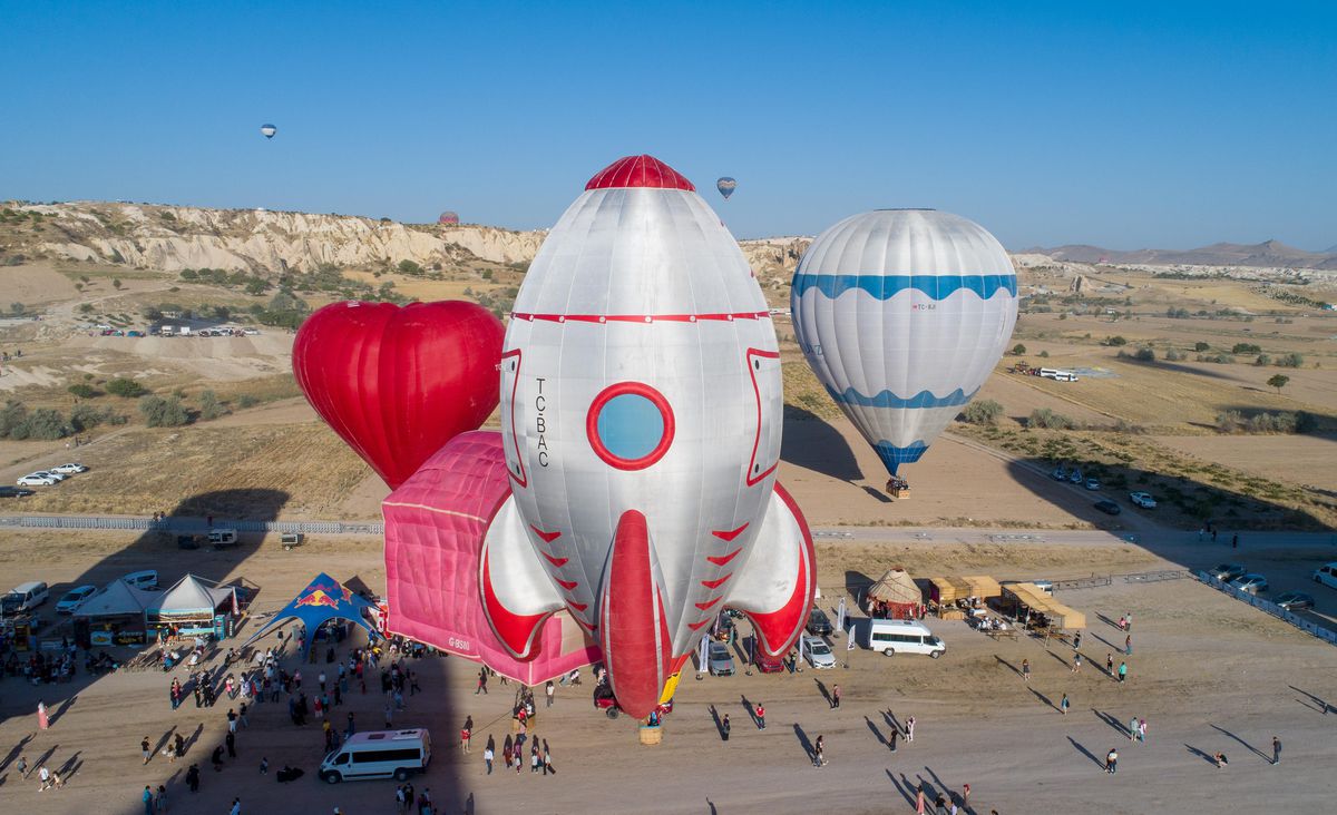 Uluslararası 2. Kapadokya Sıcak Hava Balon Festivali renkli görüntülere sahne oldu