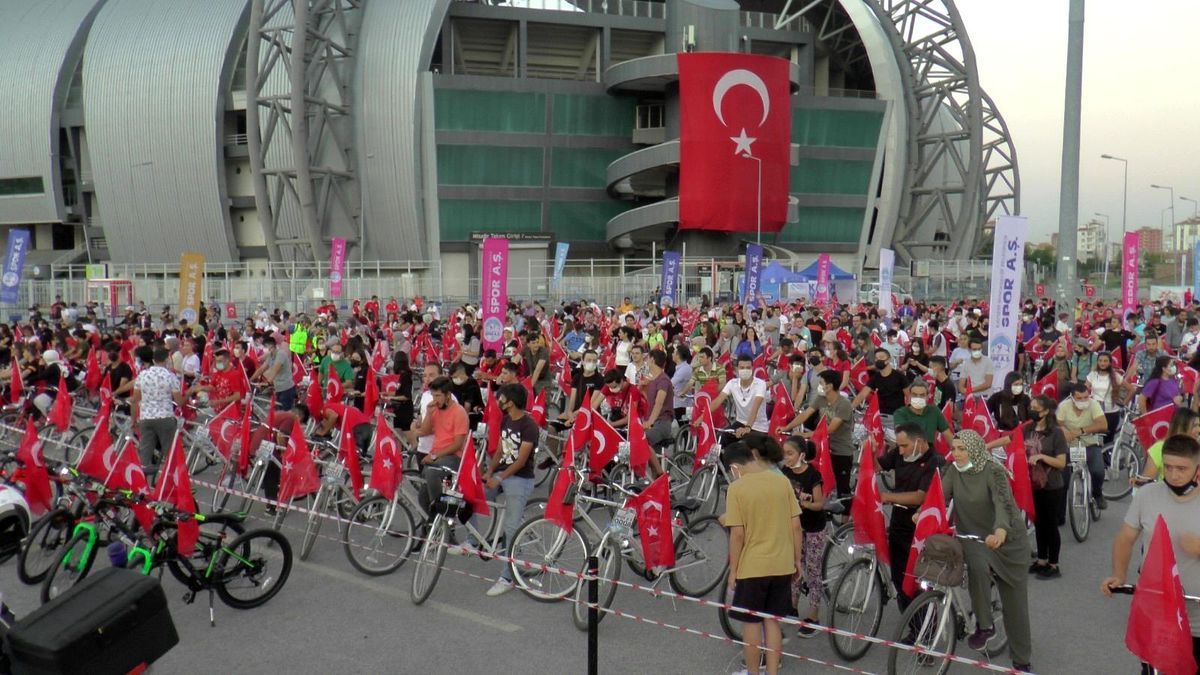 30 Ağustos Bisiklet Turu\'nda bin 200 kişi pedalladı