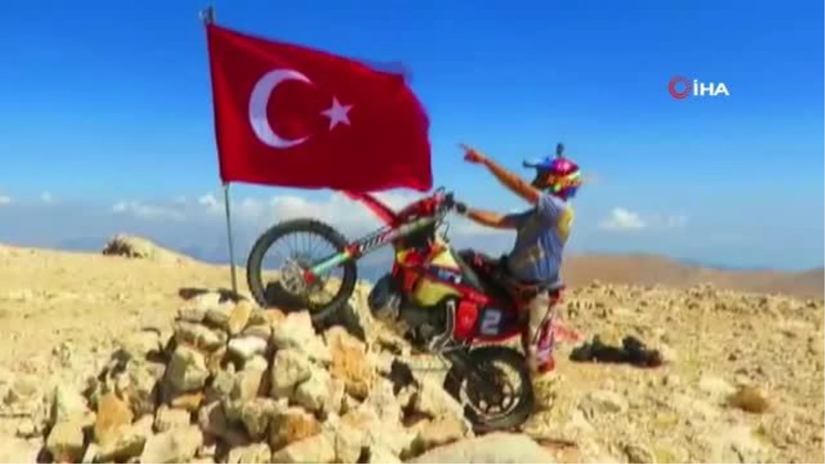 30 Ağustos\'u 3024 rakımlı tepeye Türk Bayrağı dikerek kutladı