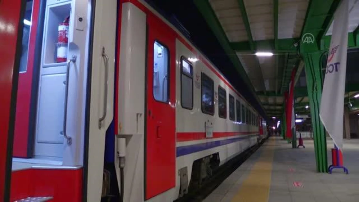 AFYONKARAHİSAR - Ankara\'dan 99 gençle yola çıkan Zafer Treni Afyonkarahisar\'a geldi