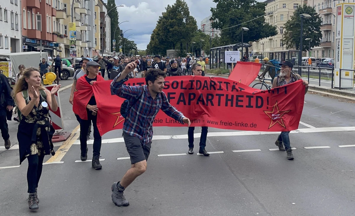 Almanya\'da hükümetin Kovid-19 salgınıyla mücadele politikası protesto edildi