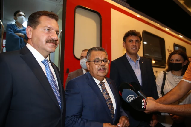 ESKİŞEHİR - Ankara'dan 99 gençle yola çıkan Zafer Treni Eskişehir'e geldi