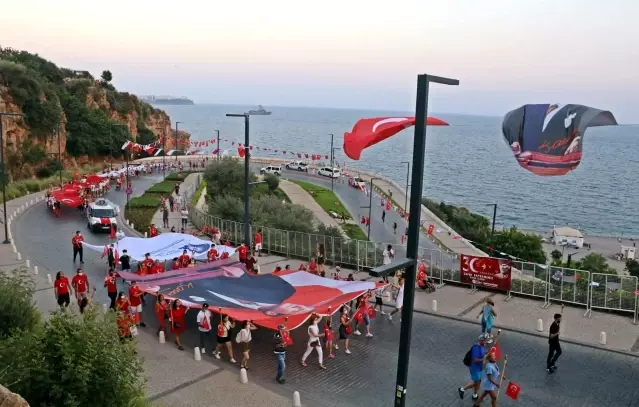 Antalya'da 'HES' kodlu Fener Alayı Antalya'da 'HES' kodlu Fener Alayı