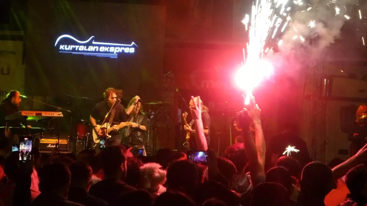 Barış Manço\'nun kurduğu rock grubu \'Kurtalan Ekspres\' Kayserilileri coşturdu