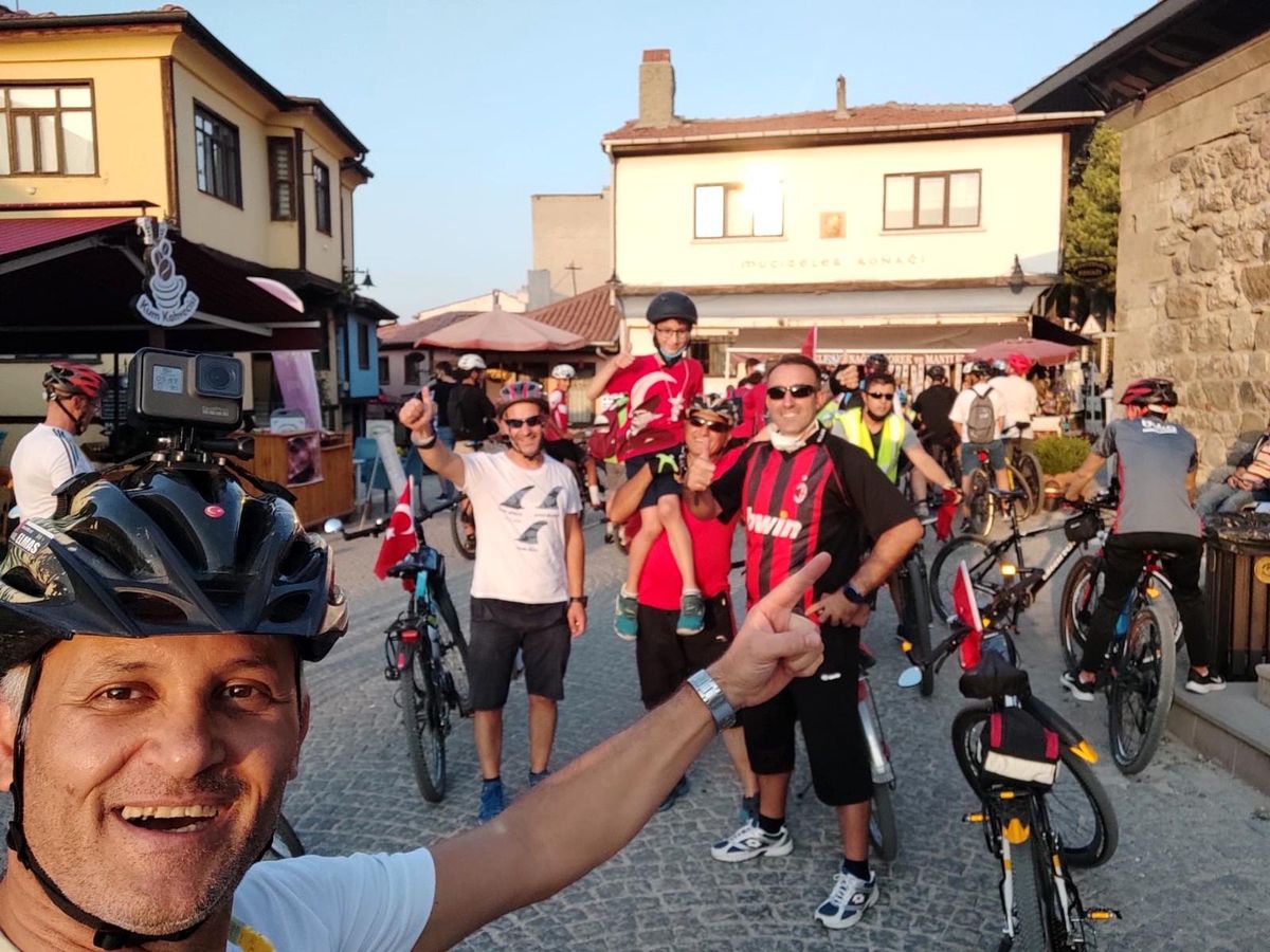 Bisiklet tutkunları 30 Ağustos Zafer Bayramı\'nı pedal çevirerek kutladı