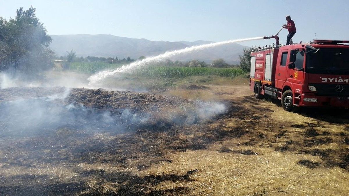 Boş arazide örtü yangını büyümeden kontrol altına alındı