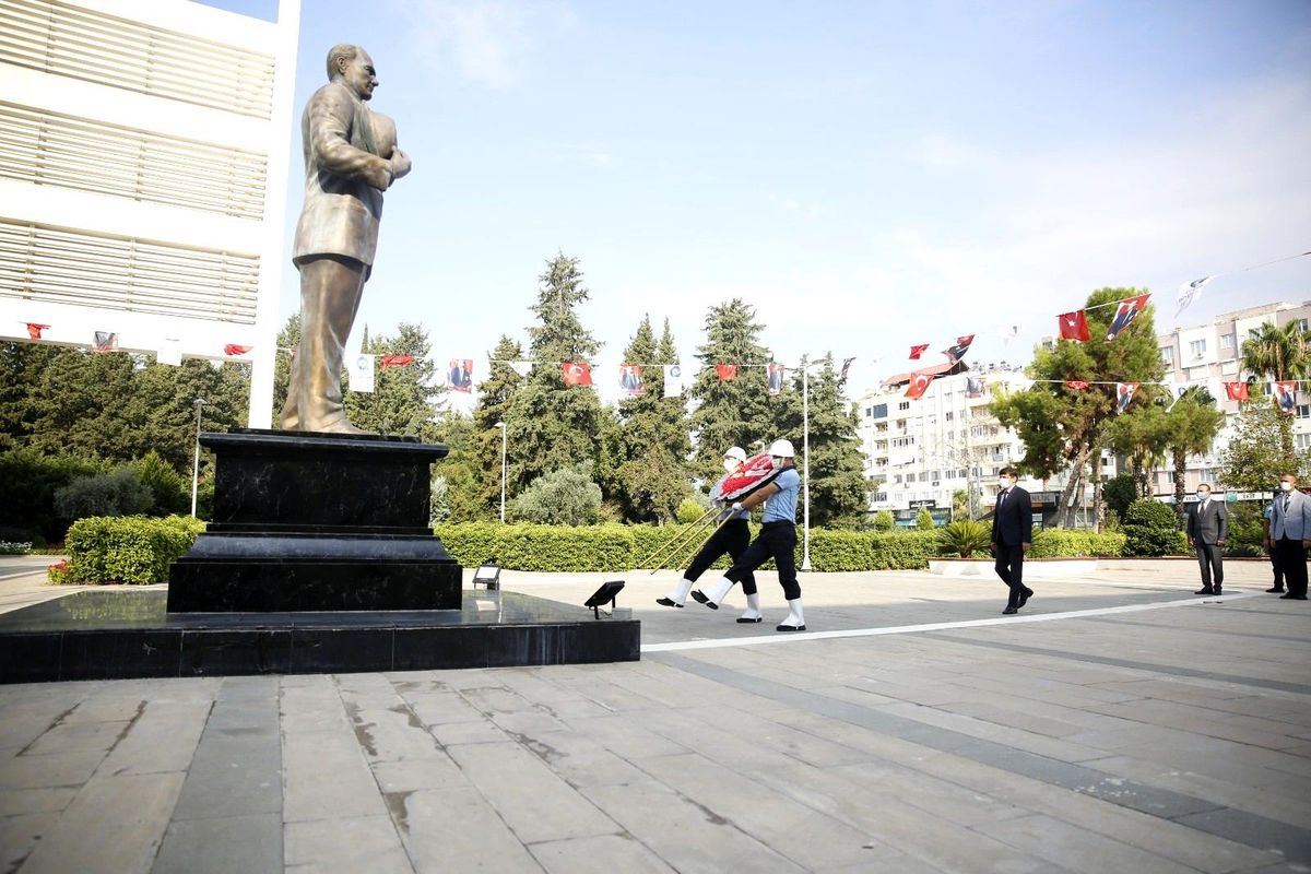 Büyükşehir Belediyesi önünde çelenk koyma töreni