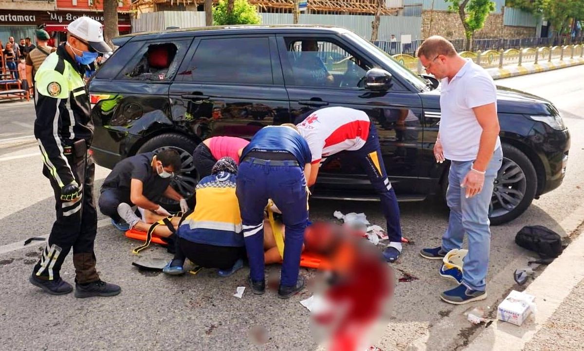 Çarpışmanın etkisiyle motordan savrulan kasksız sürücü ağır yaralandı