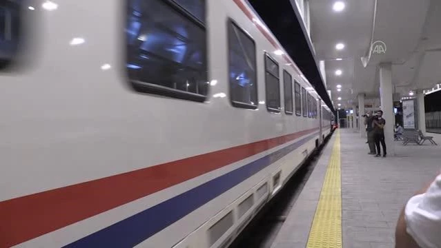 ESKİŞEHİR - Ankara'dan 99 gençle yola çıkan Zafer Treni Eskişehir'e geldi