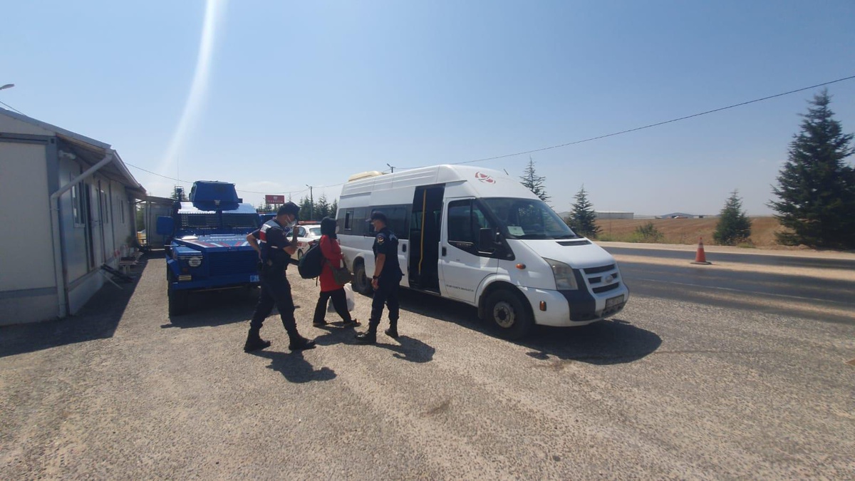 Eskişehir\'de karantina ihlali yapan otobüsteki kadın yolcu sağlık ekiplerine teslim edildi