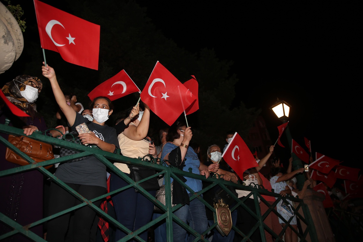 Eskişehir\'de Porsuk Çayı\'nda botlarla fener alayı düzenlendi