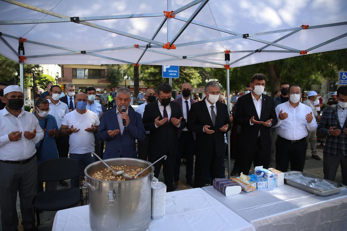 Eskişehir Valisi Erol Ayyıldız, aşure dağıttı