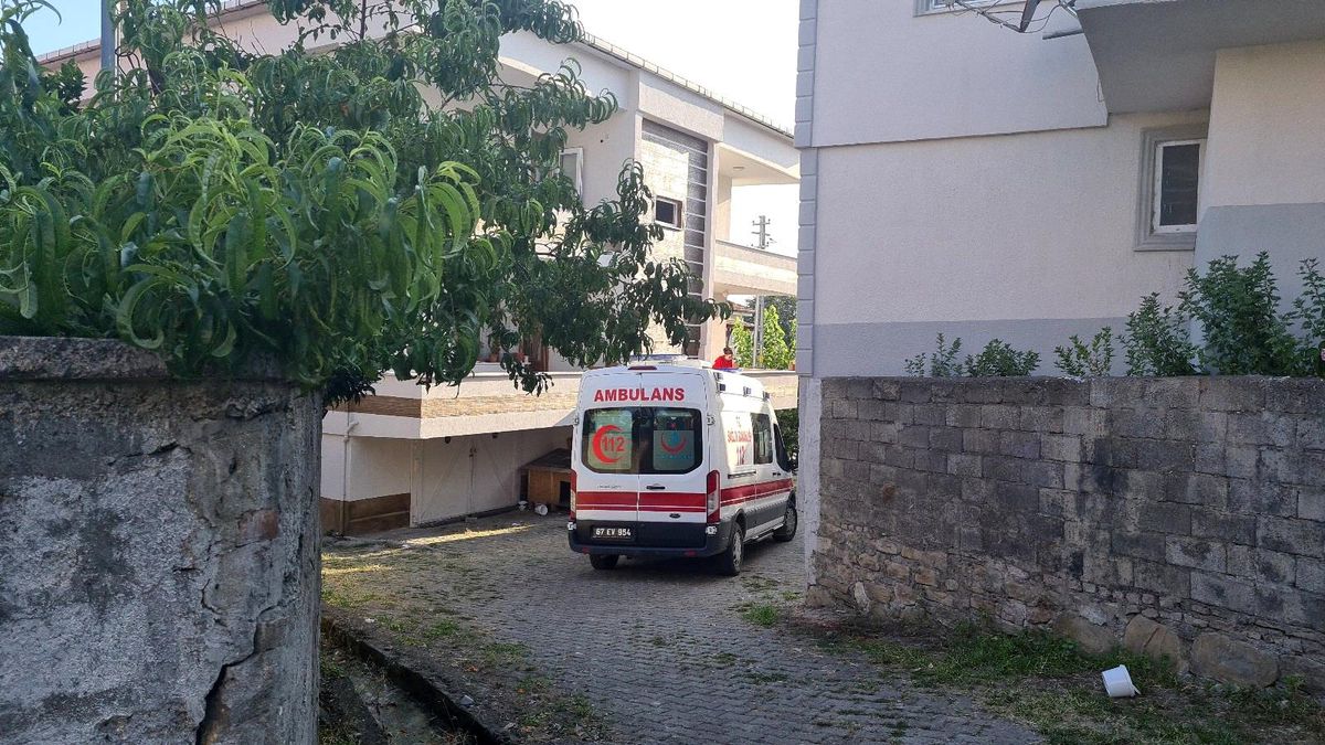 Fındık dalını keserken ayağını kesti