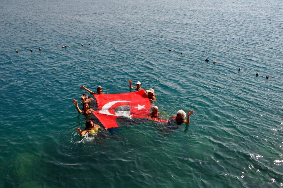 Finike\'de kadınlar, denizde Türk bayrağı açtı