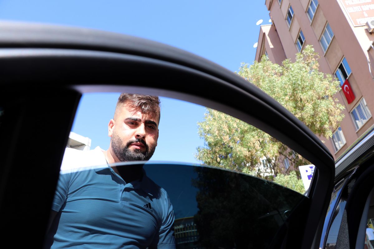 Gaziantep\'te gurbetçinin aracından içinde altın ve döviz bulunan çanta çalındı