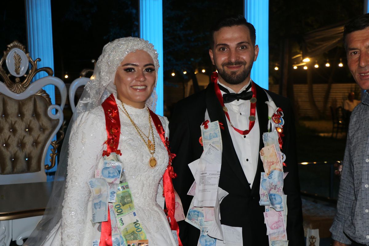 Gelin ve damada takı töreninde AFAD\'ın kampanyasına yapılan bağışların dekontları takıldı