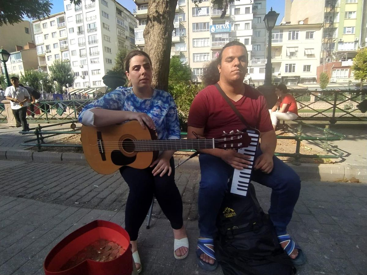 Görme engelli İranlı gençler geçimlerini müzikten sağlıyor