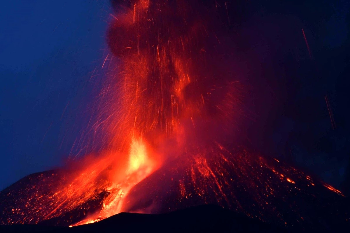 İtalya\'daki Etna Yanardağı kül ve lav püskürttü