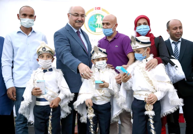 İzmir'de bin 81 çocuk için sünnet şöleni düzenlendi