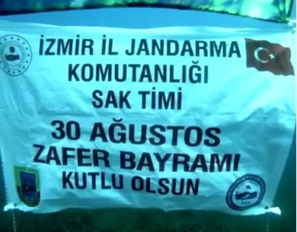 Jandarmadan su altında 30 Ağustos kutlaması