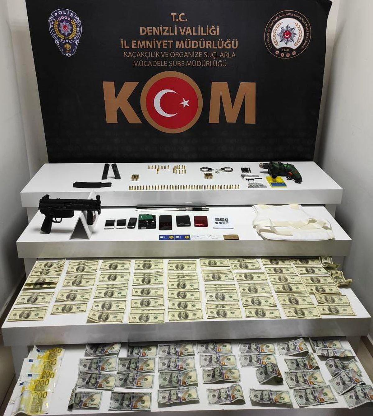 Kaçakçılık operasyonunda sahte dövizler ve balistik yelek hayrete düşürdü