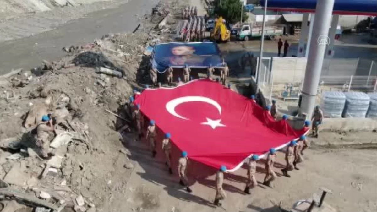 Son dakika gündem: KASTAMONU - (Drone) Sel felaketinin yaşandığı Bozkurt\'ta askerlerin dev Türk bayrağı ve Atatürk posteri ile tören alanına gelişi