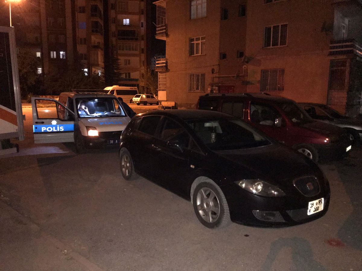 Son Dakika | Kayseri\'de polisin "dur" ihtarına uymayan sürücünün aracında çok sayıda boş alkol şişesi bulundu