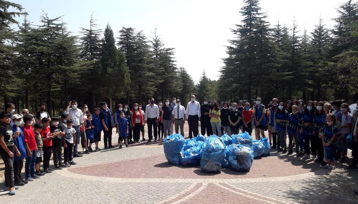 Kent ormanından poşet poşet çöp topladılar