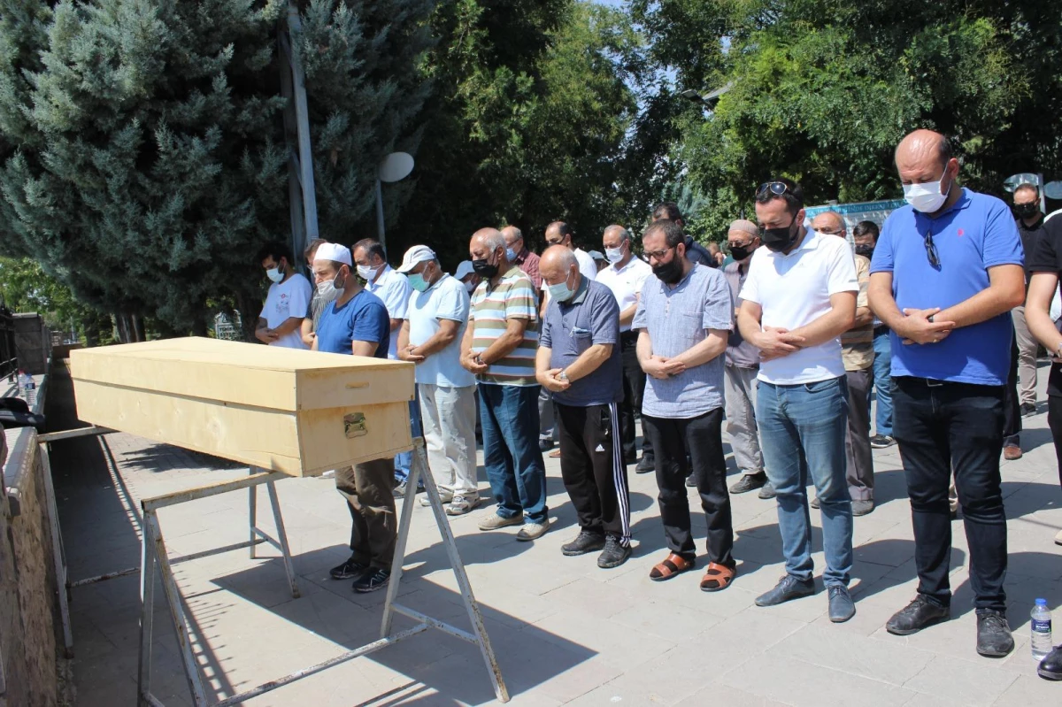Konya\'da Kovid-19 nedeniyle vefat eden akademisyen, son yolculuğuna uğurlandı